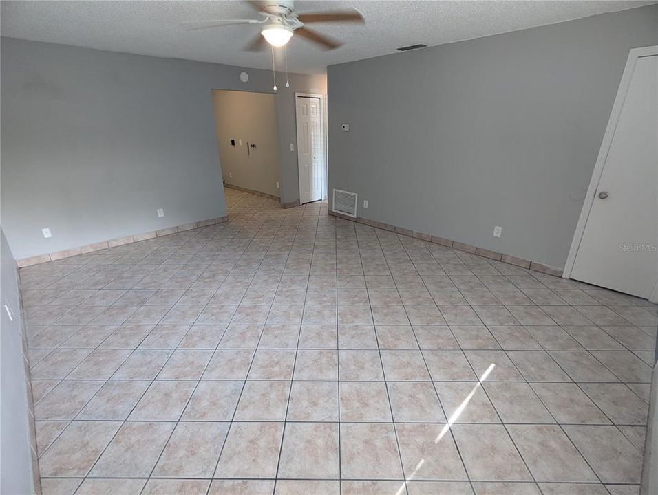 For Rent: $1,275 (2 beds, 1 baths, 841 Square Feet)