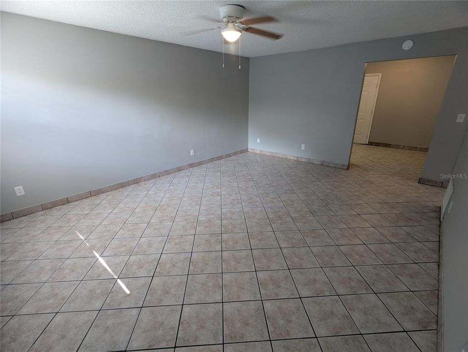 For Rent: $1,275 (2 beds, 1 baths, 841 Square Feet)