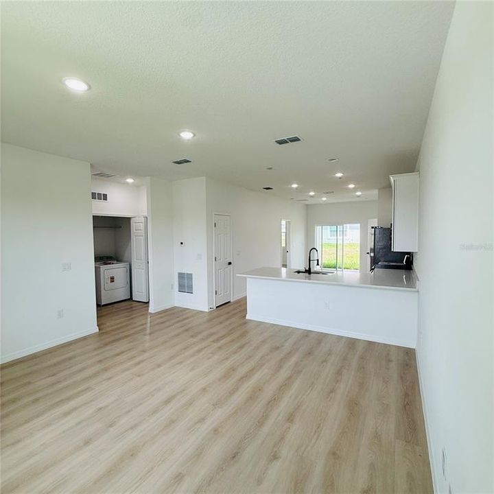 В аренду: $2,000 (3 спален, 2 ванн, 8899 Квадратных фут)