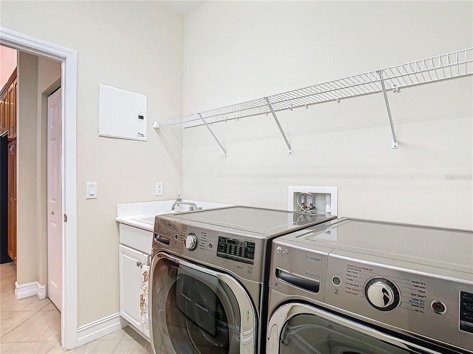 For Sale: $325,000 (3 beds, 2 baths, 1800 Square Feet)