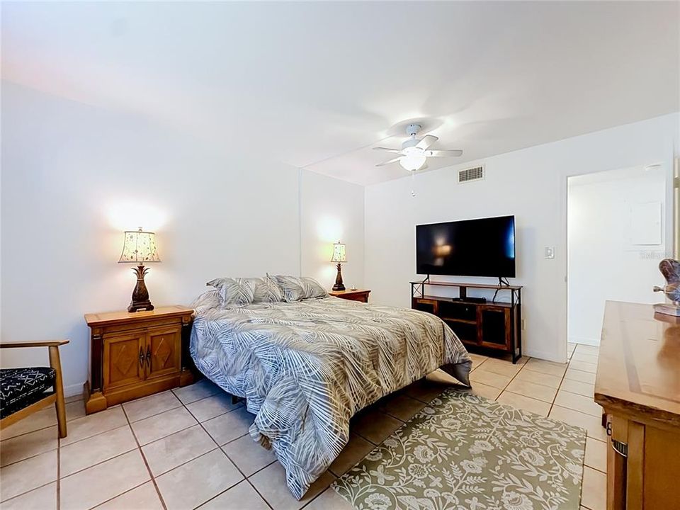 For Sale: $110,000 (1 beds, 1 baths, 844 Square Feet)
