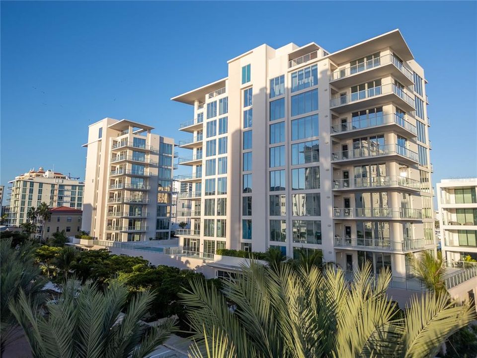 For Sale: $4,600,000 (3 beds, 3 baths, 2400 Square Feet)