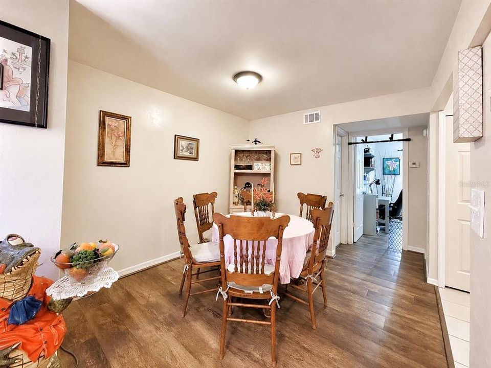 На продажу: $175,000 (2 спален, 2 ванн, 1000 Квадратных фут)