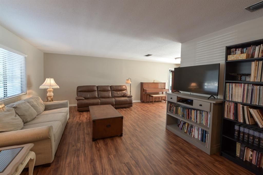 En Venta: $375,000 (4 camas, 2 baños, 1843 Pies cuadrados)