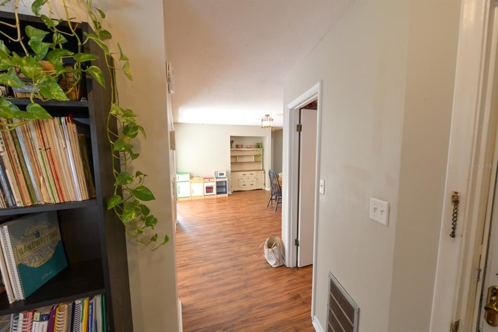 En Venta: $375,000 (4 camas, 2 baños, 1843 Pies cuadrados)