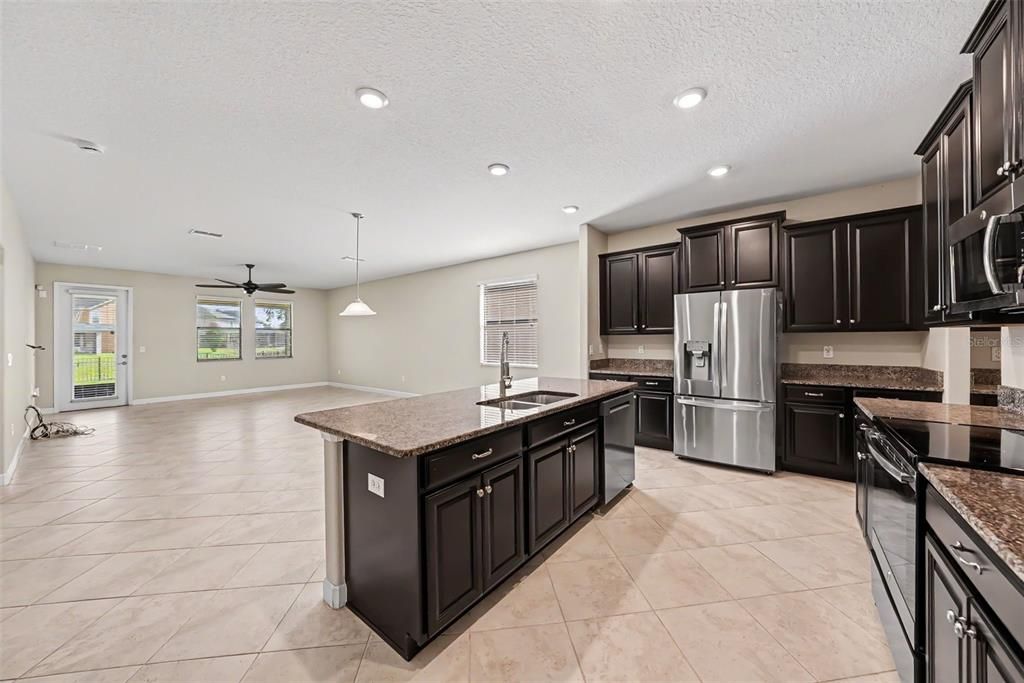En Venta: $439,900 (4 camas, 2 baños, 2560 Pies cuadrados)