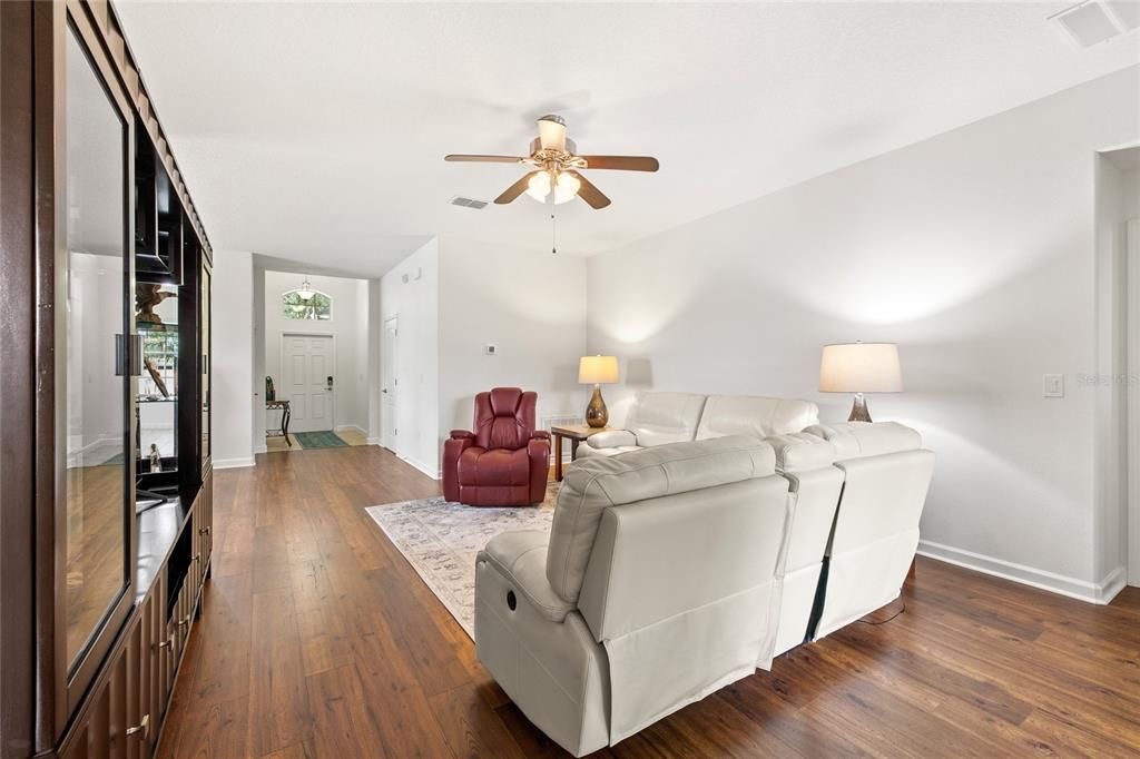 En Venta: $379,900 (3 camas, 2 baños, 1672 Pies cuadrados)