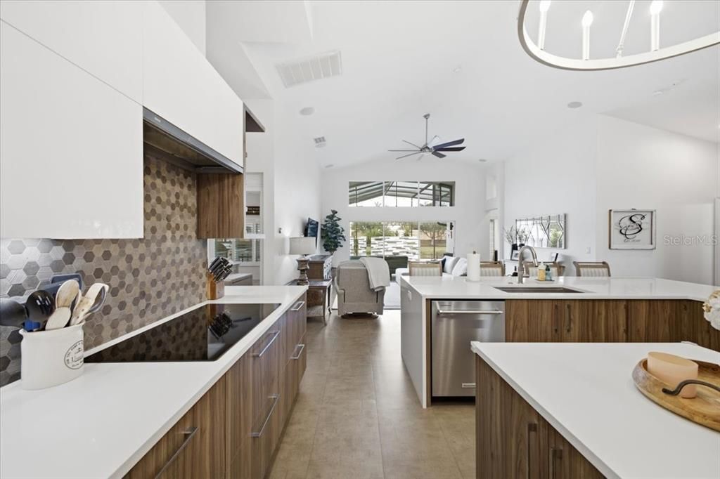 En Venta: $919,900 (4 camas, 3 baños, 2412 Pies cuadrados)