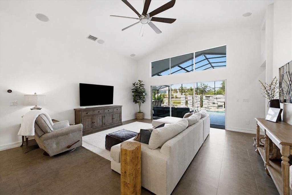 En Venta: $919,900 (4 camas, 3 baños, 2412 Pies cuadrados)
