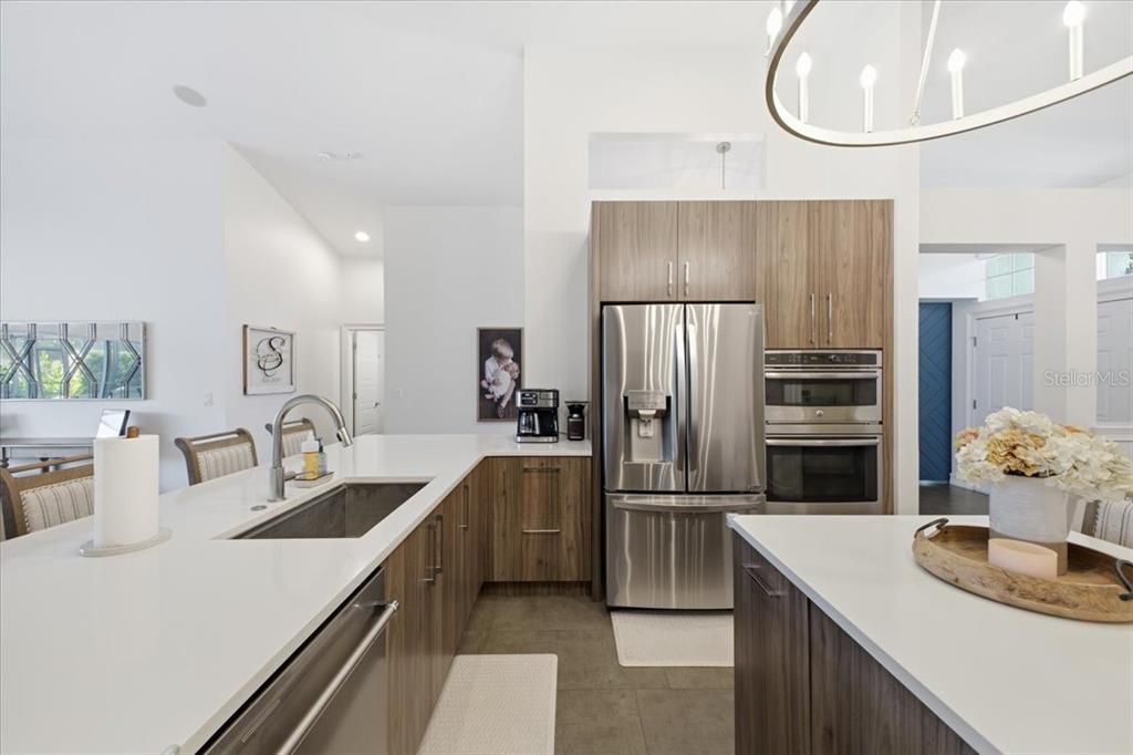 En Venta: $919,900 (4 camas, 3 baños, 2412 Pies cuadrados)