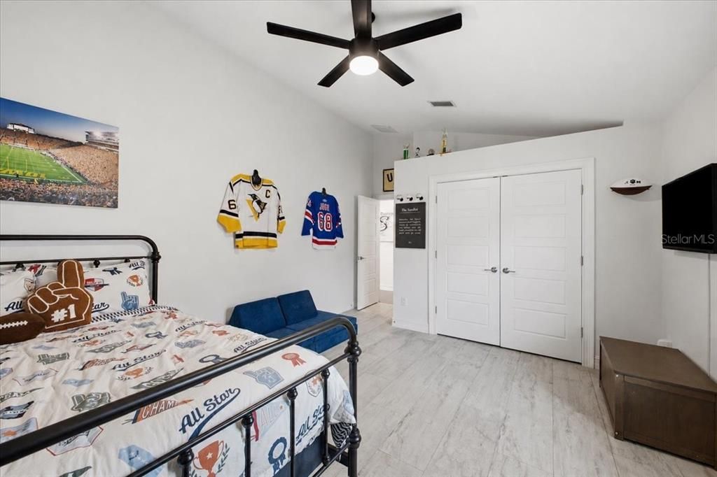En Venta: $919,900 (4 camas, 3 baños, 2412 Pies cuadrados)