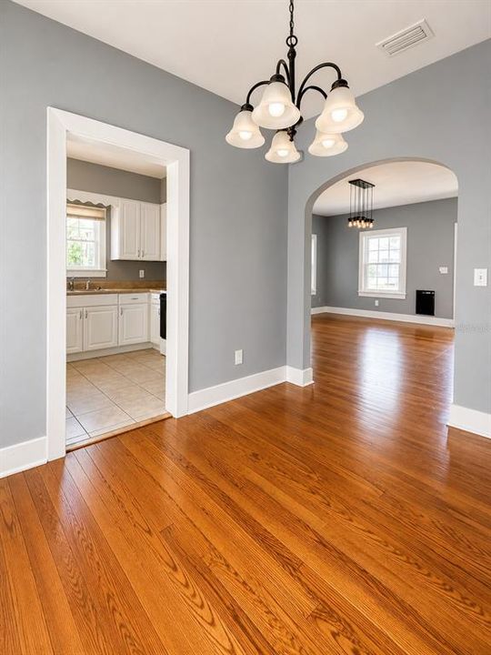 Active With Contract: $2,150 (2 beds, 1 baths, 980 Square Feet)