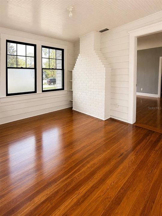 Active With Contract: $2,150 (2 beds, 1 baths, 980 Square Feet)