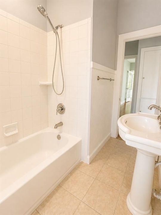Active With Contract: $2,150 (2 beds, 1 baths, 980 Square Feet)