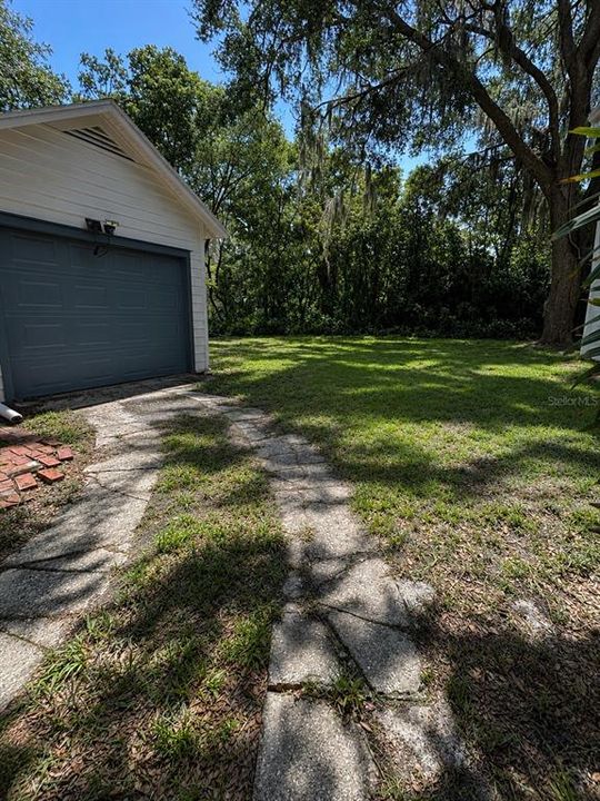 Active With Contract: $2,150 (2 beds, 1 baths, 980 Square Feet)