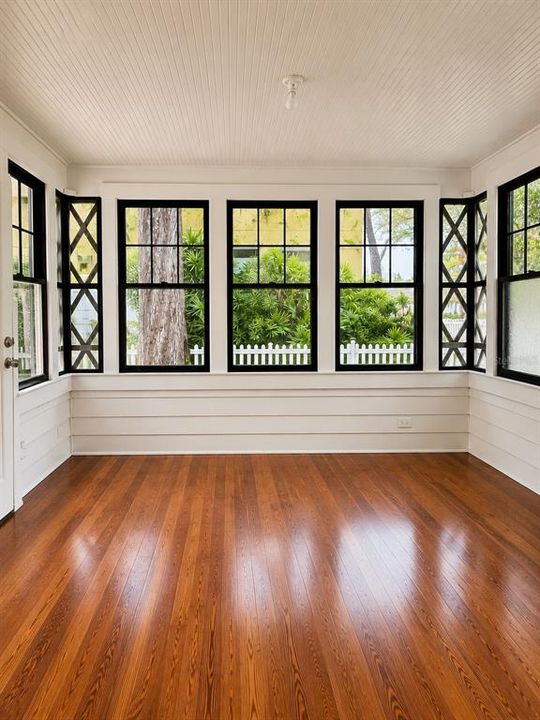 Active With Contract: $2,150 (2 beds, 1 baths, 980 Square Feet)