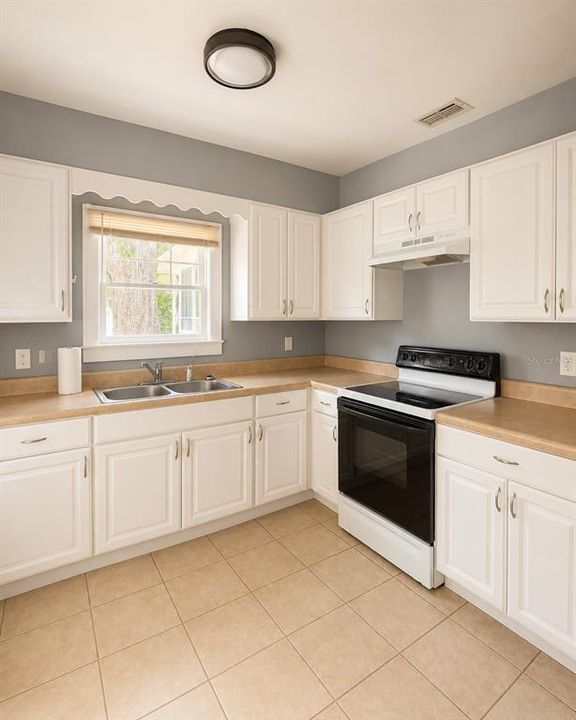 Active With Contract: $2,150 (2 beds, 1 baths, 980 Square Feet)