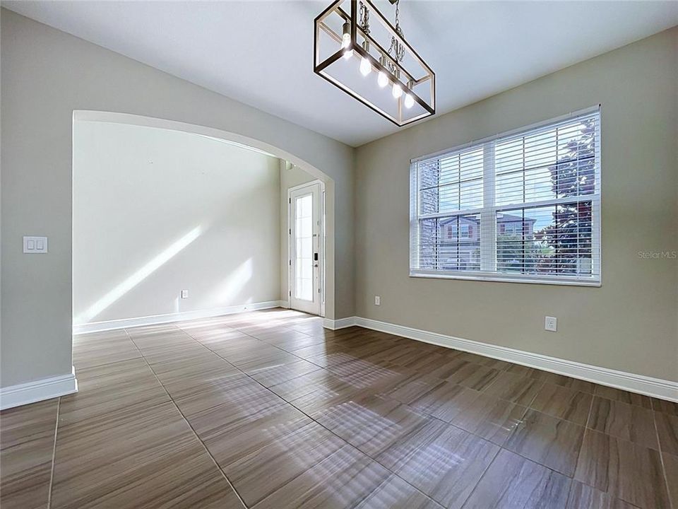 En Venta: $615,000 (5 camas, 3 baños, 3316 Pies cuadrados)