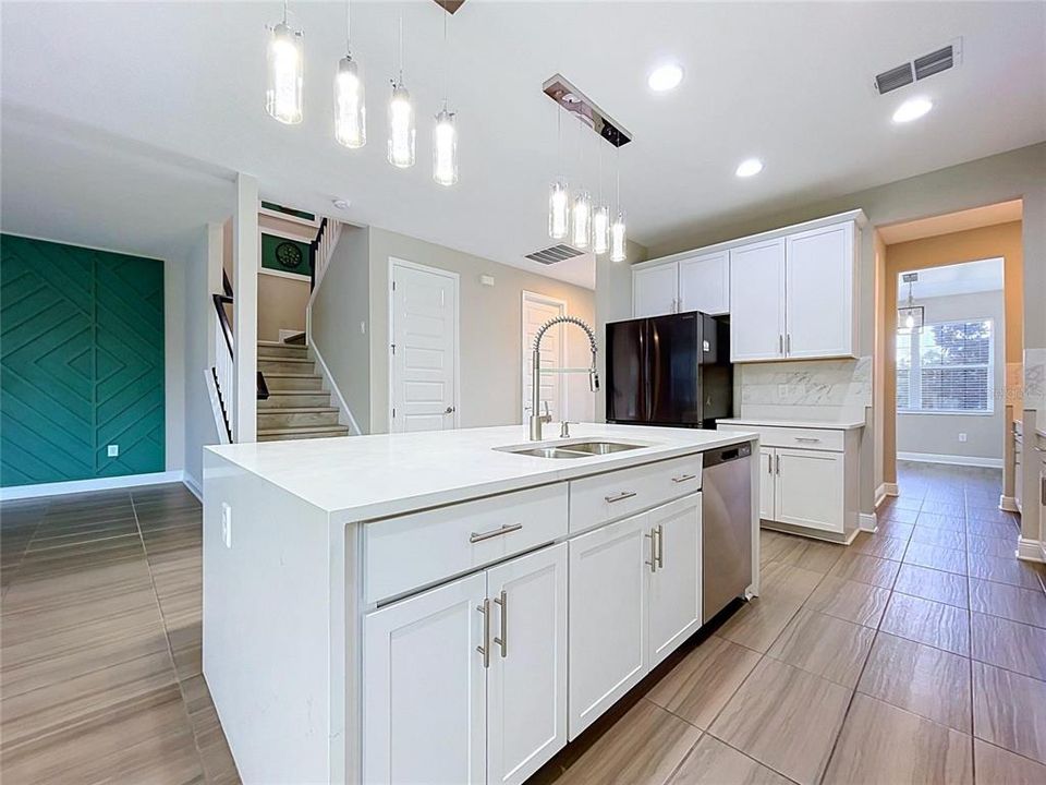 En Venta: $615,000 (5 camas, 3 baños, 3316 Pies cuadrados)