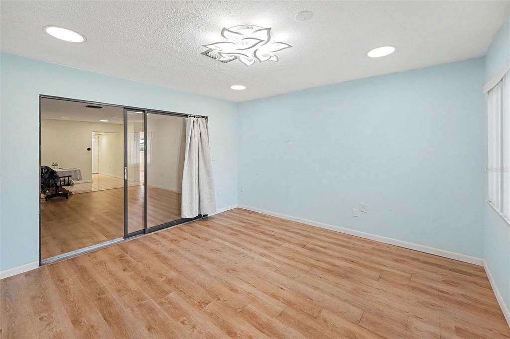 На продажу: $110,000 (2 спален, 1 ванн, 985 Квадратных фут)