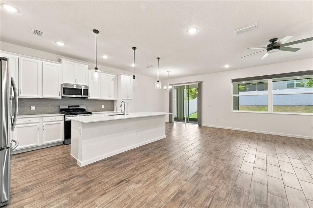 En Venta: $480,000 (4 camas, 2 baños, 2410 Pies cuadrados)
