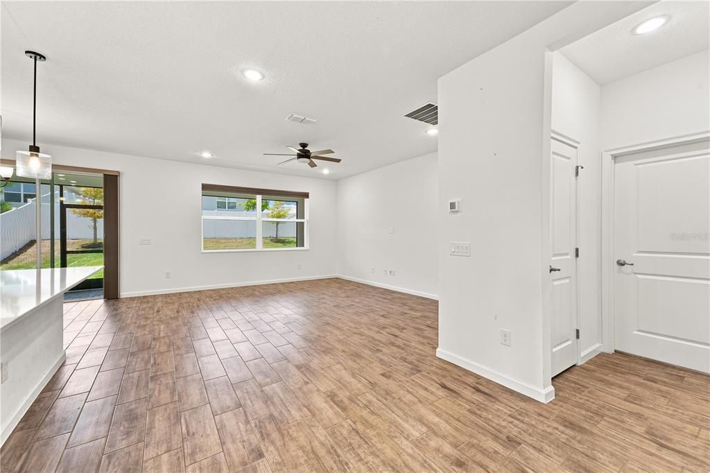 En Venta: $480,000 (4 camas, 2 baños, 2410 Pies cuadrados)