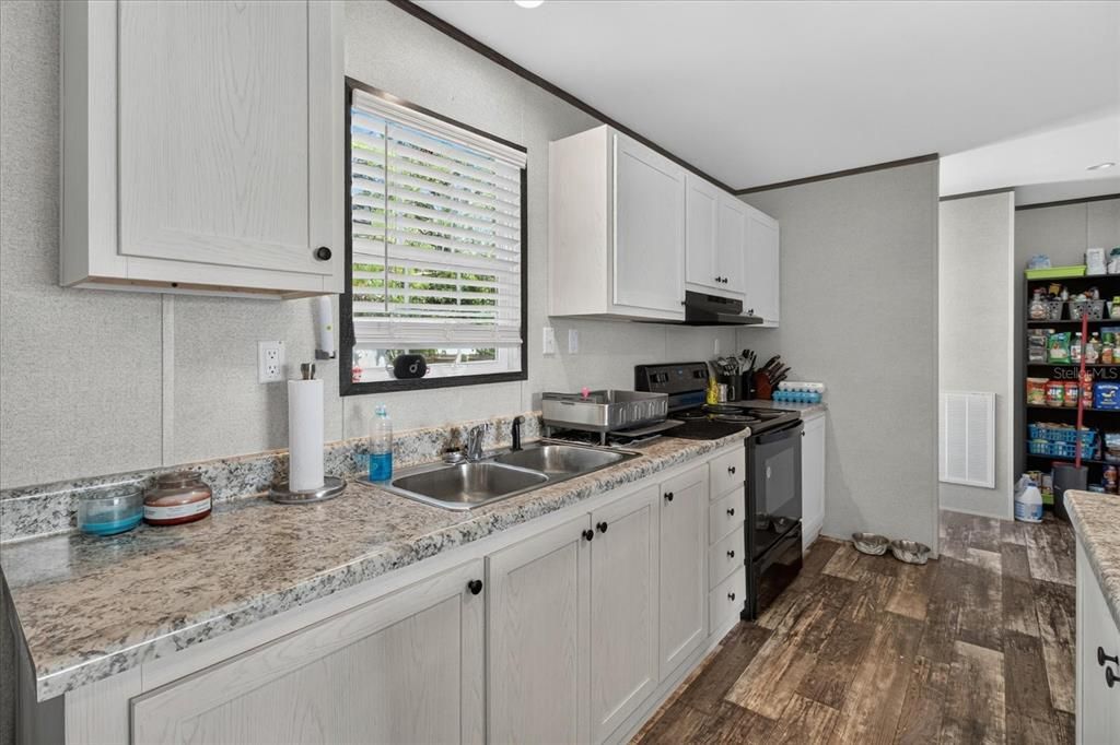 На продажу: $269,000 (4 спален, 2 ванн, 1832 Квадратных фут)