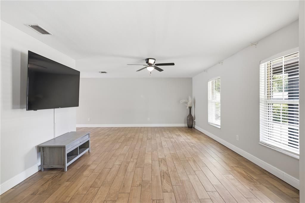 For Sale: $599,000 (4 beds, 2 baths, 2375 Square Feet)