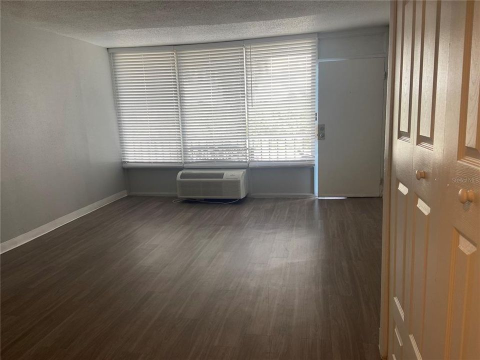 В аренду: $795 (0 спален, 1 ванн, 500 Квадратных фут)