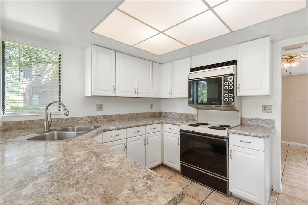 For Sale: $179,000 (2 beds, 2 baths, 1098 Square Feet)