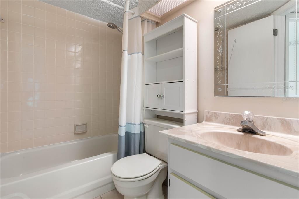 For Sale: $179,000 (2 beds, 2 baths, 1098 Square Feet)