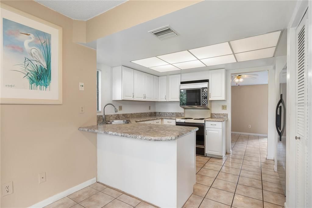 For Sale: $179,000 (2 beds, 2 baths, 1098 Square Feet)