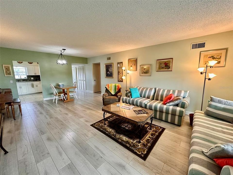 For Sale: $139,900 (2 beds, 2 baths, 1400 Square Feet)