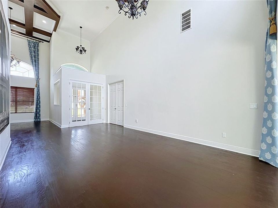 Activo con contrato: $649,700 (4 camas, 3 baños, 3575 Pies cuadrados)