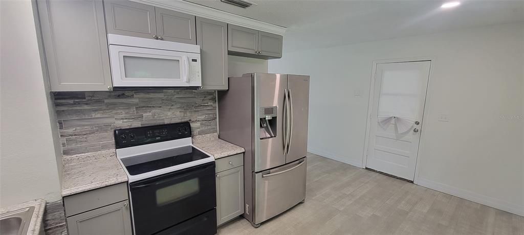 For Sale: $299,900 (3 beds, 2 baths, 950 Square Feet)