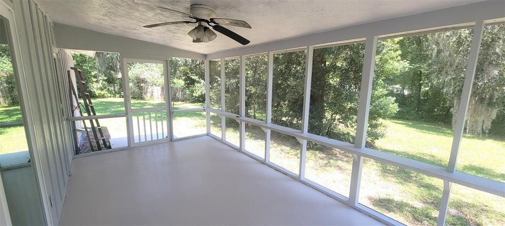 For Sale: $299,900 (3 beds, 2 baths, 950 Square Feet)