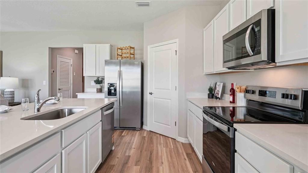 En Venta: $353,070 (4 camas, 3 baños, 1956 Pies cuadrados)
