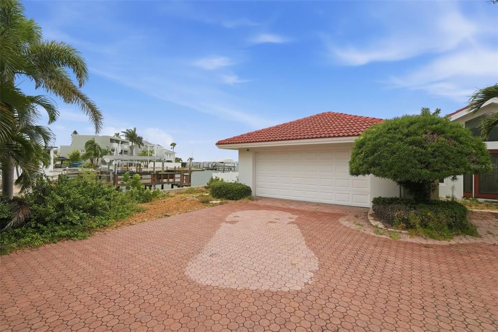 Activo con contrato: $890,000 (3 camas, 2 baños, 2092 Pies cuadrados)