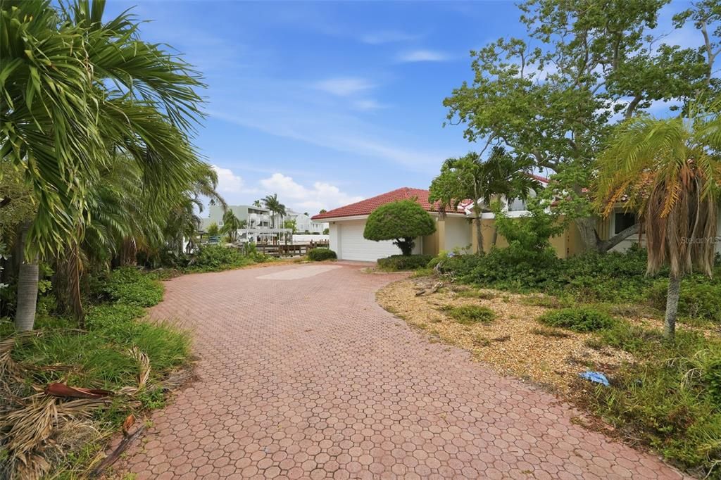 Activo con contrato: $890,000 (3 camas, 2 baños, 2092 Pies cuadrados)