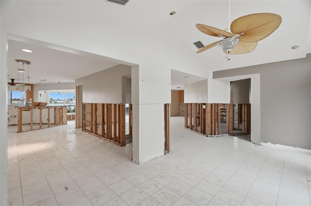 Activo con contrato: $890,000 (3 camas, 2 baños, 2092 Pies cuadrados)