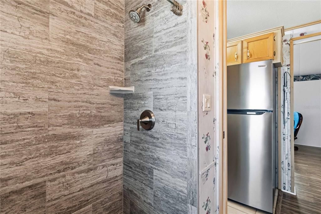 На продажу: $124,900 (2 спален, 1 ванн, 420 Квадратных фут)