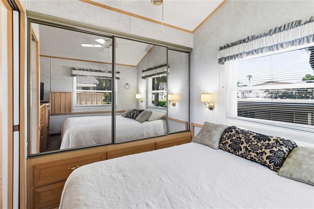 На продажу: $124,900 (2 спален, 1 ванн, 420 Квадратных фут)