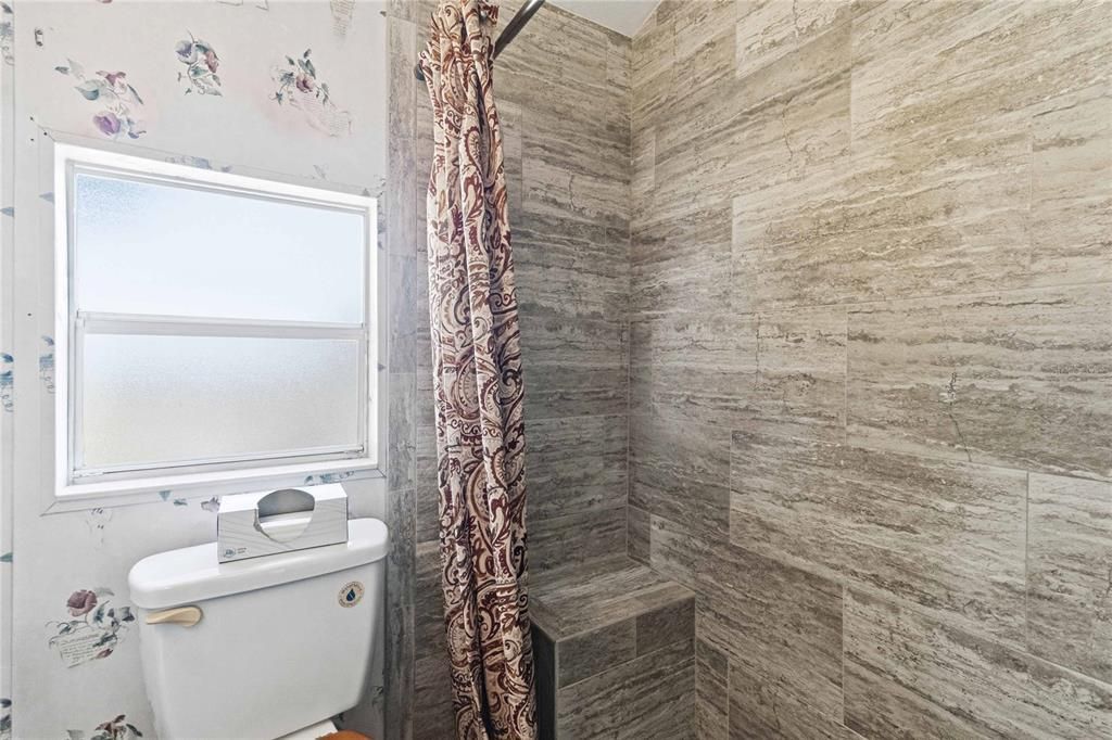 На продажу: $124,900 (2 спален, 1 ванн, 420 Квадратных фут)