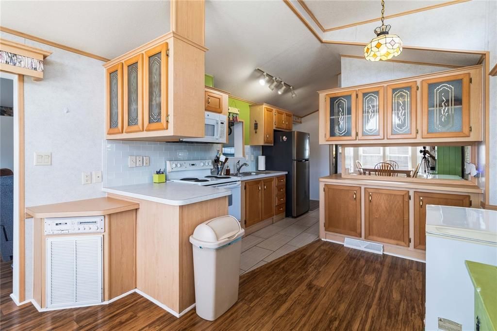 На продажу: $124,900 (2 спален, 1 ванн, 420 Квадратных фут)