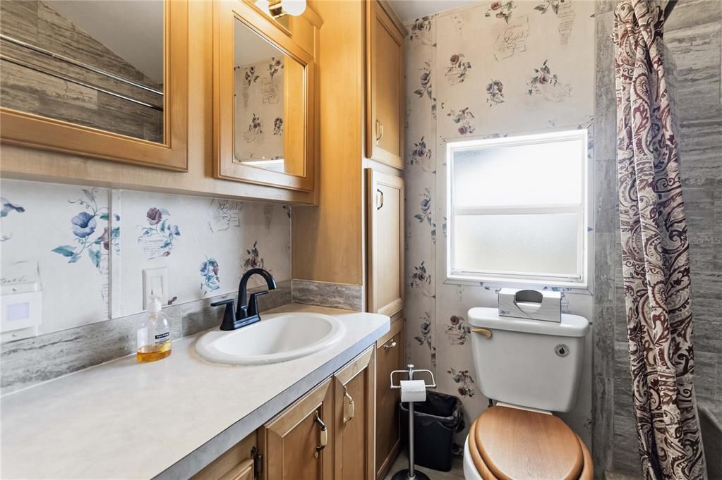 На продажу: $124,900 (2 спален, 1 ванн, 420 Квадратных фут)