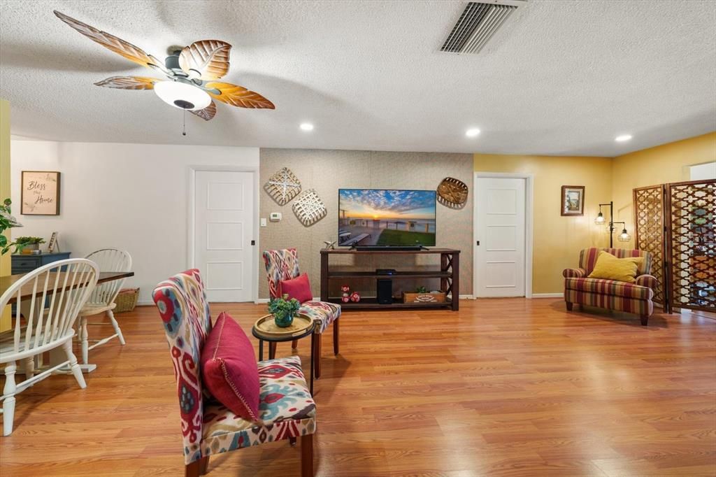 For Sale: $265,900 (2 beds, 2 baths, 1527 Square Feet)