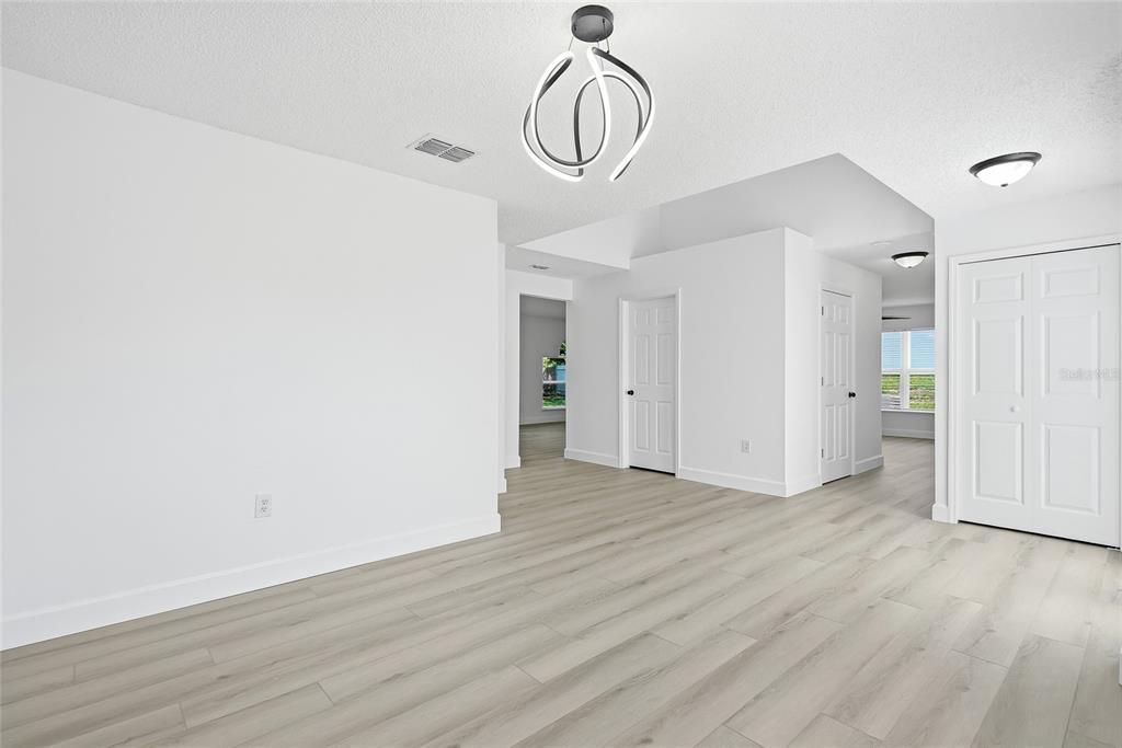 En Venta: $465,000 (4 camas, 2 baños, 2820 Pies cuadrados)