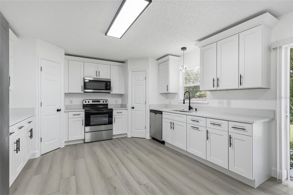 En Venta: $465,000 (4 camas, 2 baños, 2820 Pies cuadrados)