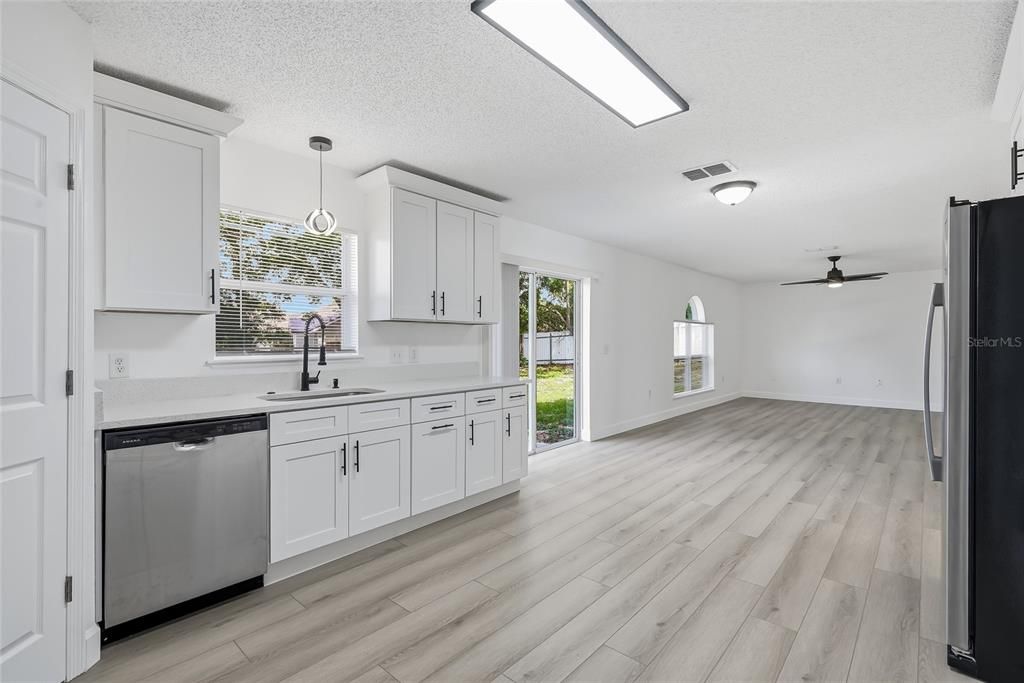 En Venta: $465,000 (4 camas, 2 baños, 2820 Pies cuadrados)