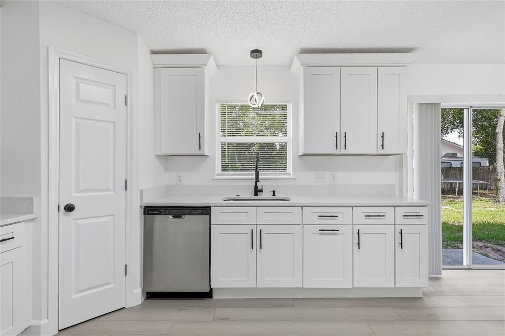 En Venta: $465,000 (4 camas, 2 baños, 2820 Pies cuadrados)